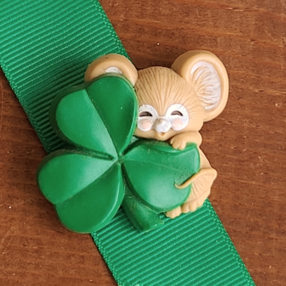 Vintage 1983 Hallmark mouse St. Paddys Day pin